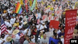 Fotografía de archivo de manifestantes en Chicago que apoyan los derechos de los inmigrantes. EFE/TANNEN MAURY