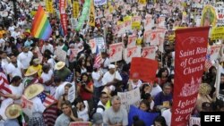 Fotografía de archivo de manifestantes en Chicago que apoyan a los inmigrantes. EFE/TANNEN MAURY