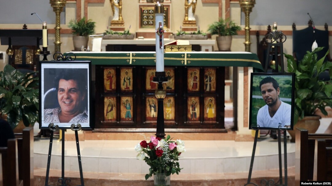 Fotografías de Payá y Cepero en la iglesia St. Raymond (Miami) en la misa por 8 años de sus muertes.