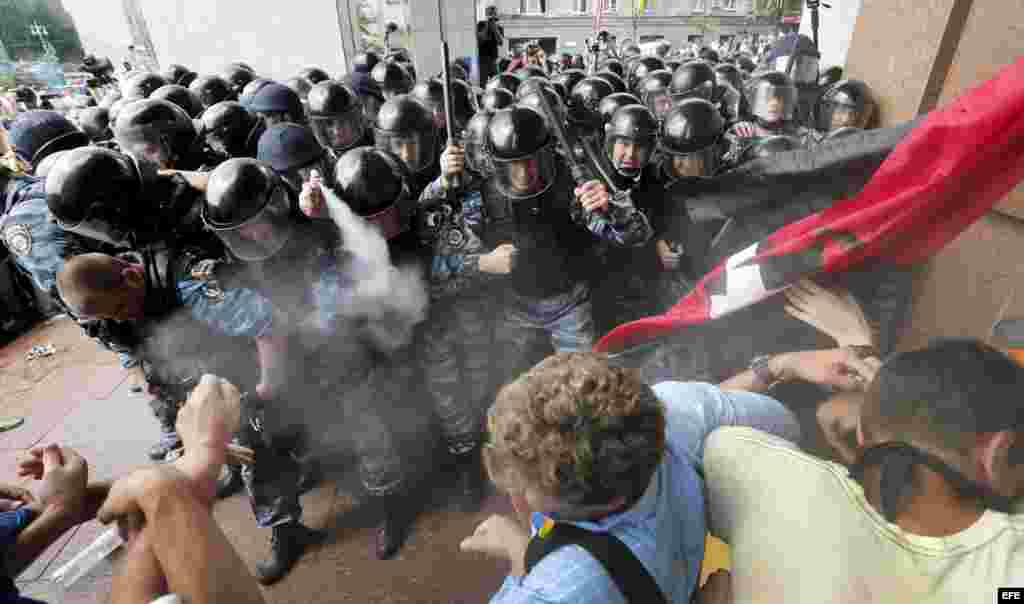 Seguidores de grupos opositores se enfrentan con la polic&iacute;a cerca del Parlamaneto ucraniano con motivo de la aprobaci&oacute;n ayer de la ley de idiomas, hoy mi&eacute;rcoles 4 de julio de 2012 en Kiev, Ucrania.