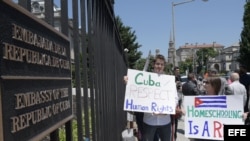 Varias personas se manifestaron frente a la Embajada de Cuba en Washington DC contra la sentencia a un año de cárcel para el pastor Ramón Rigal y su esposa Adya, que viven en Cuba, por decidir educar a sus hijos en su casa. Mayo de 2017.