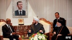 El enviado de la ONU y la Liga Árabe, Kofi Annan (izq), se reúne con el gran mufti de Siria, Ahmad Badredin Hasun (c), y con el patriarca de Antioquía y todo Oriente, Ignatius Hazim IV, en Damasco (Siria) el domingo 11 de marzo de 2012.