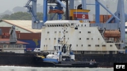 Vista del barco norcoreano Chong Chon Gang el 16 de julio de 2013, atracado en el muelle de Manzanillo de la caribeña ciudad de Colón (Panamá).