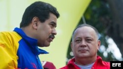 MAEl presidente venezolano, Nicolás Maduro (i), conversa con el presidente de la Asamblea Nacional, Diosdado Cabello (d).