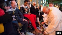 Papa Francisco (d) realiza el tradicional lavatorio de pies en la Fundación Don Carlo Gnocchi en Roma, Italia.