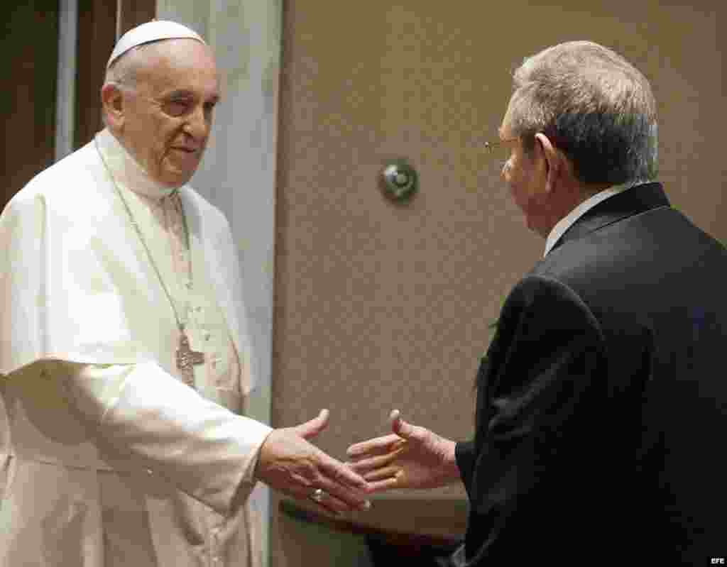Saludo entre el papa Francisco y Raúl Castro.