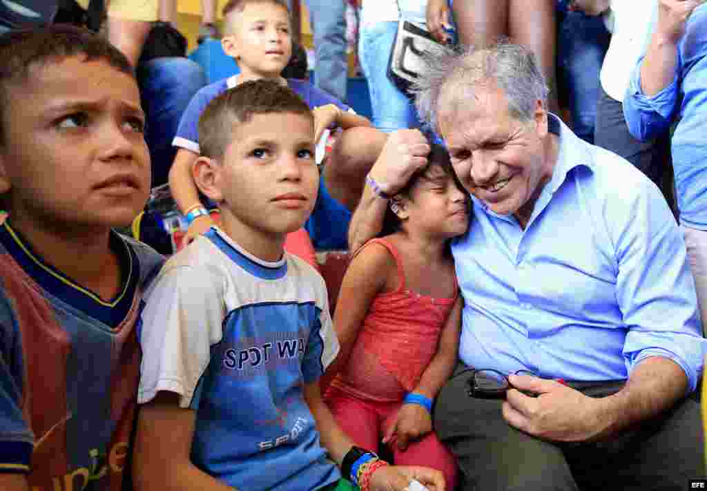 El secretario general de la Organización de Estados Americanos (OEA), Luis Almagro, abraza niños de un albergue en la frontera entre Colombia y Venezuela hoy, sábado 5 de Septiembre de 2015, del sector de La Parada, cerca a Cúcuta (Colombia).