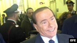 El ex primer ministro italiano Silvio Berlusconi atiende a la prensa en el Tribunal de Milán (Italia) tras comparecer en el el juicio de apelación por el caso Mediaset en el que está acusado de fraude fiscal.