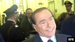 El ex primer ministro italiano Silvio Berlusconi atiende a la prensa en el Tribunal de Milán (Italia).