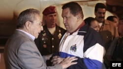 Fotografia cedida por el despacho de prensa del Palacio de Miraflores de la llegada del presidente de Venezuela, Hugo Chávez, a La Habana.