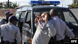 Agentes de policía detienen a un activista en Cuba. (Archivo)