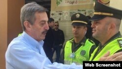 El coronel retirado Luis Alfonso Plazas Vega saluda a policías en la ciudad de Armenia, Quindío. (Archivo)