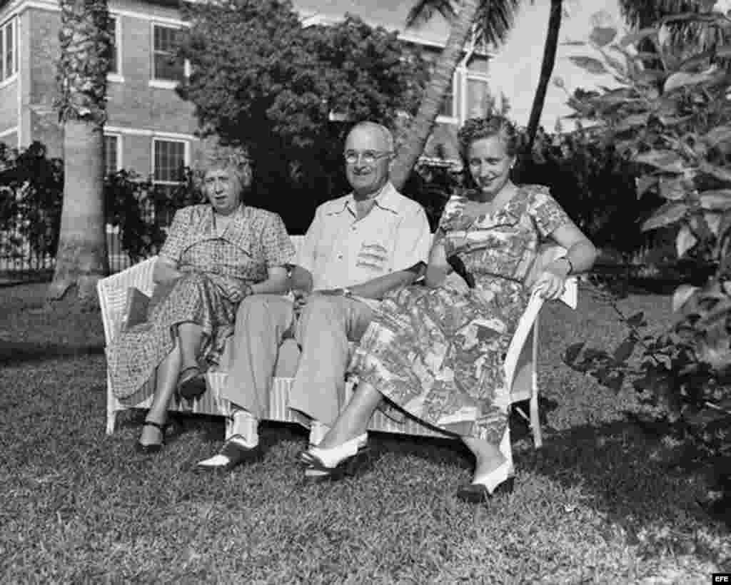 Harry S. Truman (c) junto a su esposa Bess y su hija Margaret en el jardin de la llamada "Pequeña Casa Blanca" en Cayo Hueso (Florida).