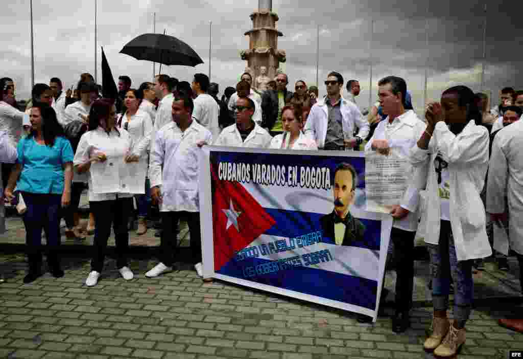 Decenas de médicos cubanos protestan el sábado 22 de agosto de 2015, en la Plaza de Banderas al sur de Bogotá (Colombia). Alrededor de medio centenar de cubanos que desertaron de las misiones médicas de Venezuela se concentraron para denunciar &quot;el limbo legal&quot; en el que se encuentran.