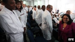 La viceministra de Salud, Marcia Cobas (d), saluda a un grupo de médicos cubanos durante un entrenamiento en la Universidad de Brasilia. Foto Archivo.