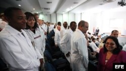 La viceministra de Salud, Marcia Cobas (d), saluda a un grupo de médicos cubanos durante un entrenamiento en la Universidad de Brasilia (Brasil).