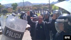 El exsacerdote Marco Arana, uno de los principales opositores al proyecto minero Conga, es detenido por la policía. 