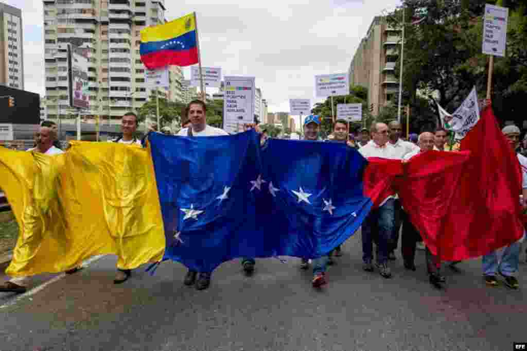 Un grupo de personas participan hoy, jueves 1 de septiembre de 2016, en una manifestación denominada "Toma de Caracas".
