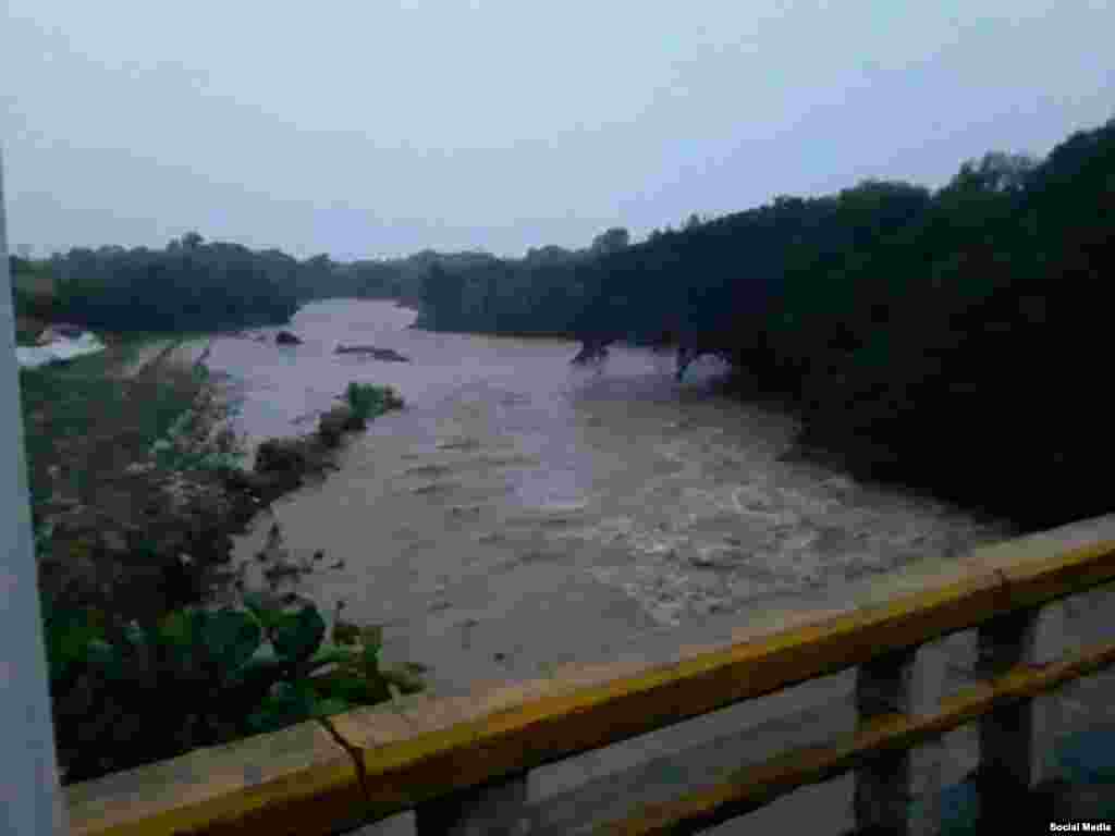 &nbsp;Intensas lluvias en río de Manicaragua tras las lluvias de Eta Tomado deTwitter Diario Vanguardia Villa Clara