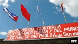 Una pancarta da la bienvenida a los cerca de 300 delegados de partidos de izquierda de América Latina, Europa y Asia. 