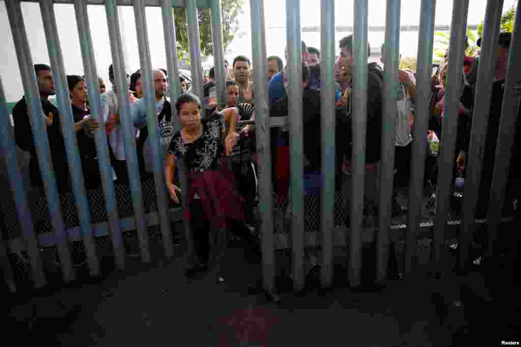 Migrantes cubanos huyen de la estación migratoria Siglo XXI en Tapachula, el domingo 12 de mayo.