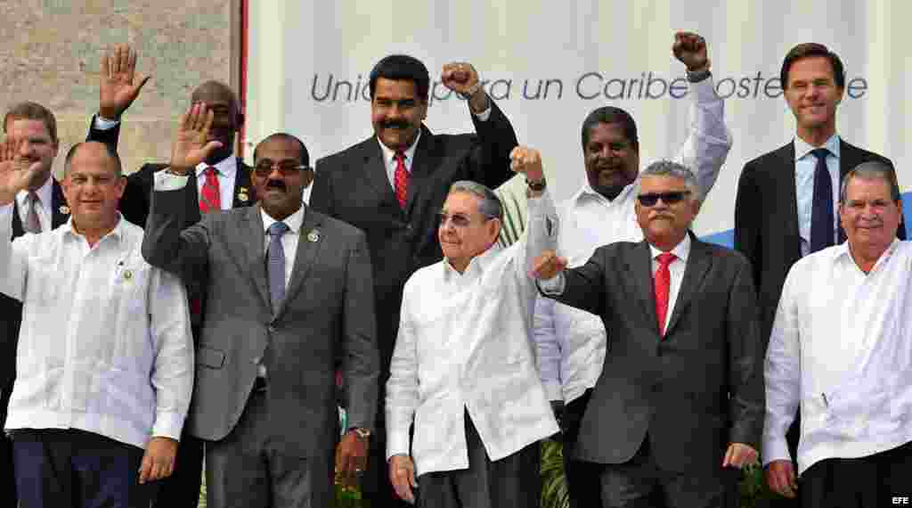 Raúl Castro (c) y el mandatario venezolano Nicolás Maduro (c-arriba) saludan acompañados por otros mandatarios hoy, sábado 04 de junio de 2016, en La Habana (Cuba), durante la foto oficial de los jefes de estado participantes en la VII Cumbre de la Asocia
