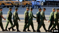 Militares forman filas al interior de la Academia Militar de Caracas. (Archico)