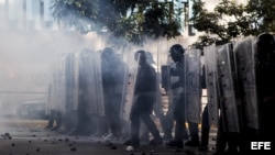 Miembros de la Policía Nacional Bolivariana (PNB) enfrentan a manifestantes en la Plaza Altamira
