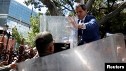 La Guardia Nacional impidió la entrada el domingo del líder opositor Juan Guaidó al palacio legislativo.