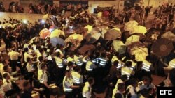 La policía de Hong Kong enfrenta a activistas del movimiento Occupy Central (14 de octubre, 2014).