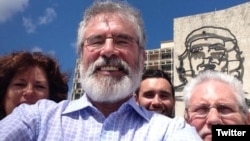 El líder del Sinn Fein Gerry Adams en una fotografía que publicó en su cuenta de Twitter.