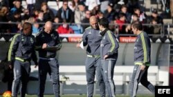 El nuevo entrenador del Real Madrid, el técnico francés Zinedine Zidane (c), junto a los miembros del cuerpo técnico.