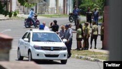 Fuerzas represivas sitian los alrededores de la sede nacional de las Damas de Blanco, en Lawton, La Habana. (Archivo/Twitter)