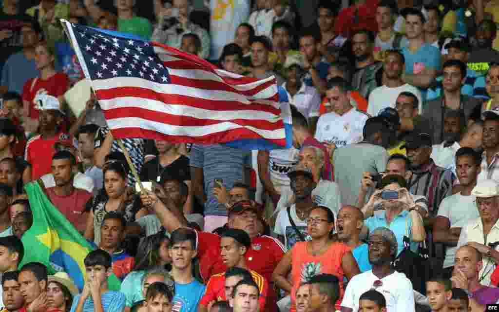 La bandera estadounidense ondea en el estadio Pedro Marrero de La Habana.