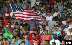 La bandera estadounidense ondeó en el estadio Pedro Marrero.