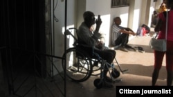 Anciano y discapacitado, dos limitaciones que únen a las tantas carencias que enfrentan las personas con necesidades especiales en Cuba. (Foto: Lázaro Yuri Valle Roca)