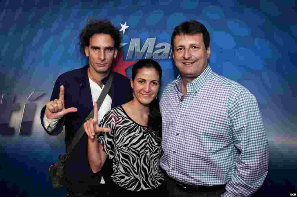 Orlando Luis Pardo and&nbsp;Rosa María Payá with radio host, Amado Gil