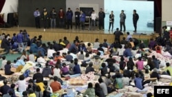 Familiares de víctimas del ferry en el gimnasio Jindo