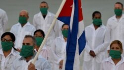 Critican a presidente de México por contratar médicos cubanos