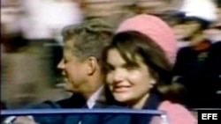 Fotograma de una secuencia inédita facilitada el martes 20 de febrero del 2007, que muestra al presidente estadounidense John F. Kennedy (i) junto a su esposa, Jacqueline Kennedy (d), unos 90 segundos antes de que fuera asesinado en Dallas, Texas. 
