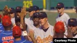 En marzo de 1999 Los Orioles de Baltimore vencieron 3-2 en La Habana a una selección cubana que luego los derrotó 12-6 en su parque.