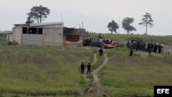 Militares federales vigilan la casa ubicada en las inmediaciones del penal del Altiplano I