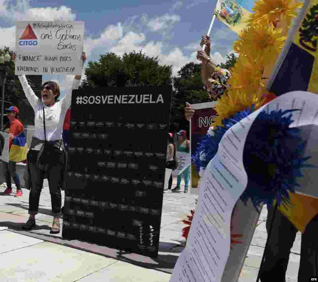 Manifestantes del grupo "Venezolanos en el Exterior" protestan en frente a la sede de la Organización de los Estados Americanos.
