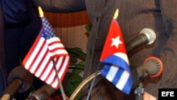 Fotografía de archivo de banderas de Estados Unidos y Cuba.