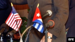Fotografía de archivo de banderas de Cuba y Estados Unidos.