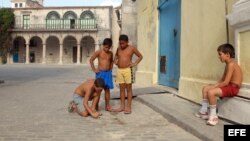 Niños cubanos juegan a las bolas en una calle de La Habana Vieja.