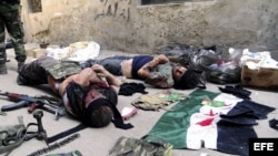 Cuerpos de supuestos rebeldes en el barrio Al-Hajar Al-Aswad, al sur de Damasco, Siria.