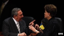 ARCHIVO: Raúl Castro y Dilma Rousseff.