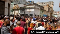 Una marcha de manifestantes contra el gobierno en La Habana, Cuba, el domingo 11 de julio de 2021. (AP / Ismael Francisco)
