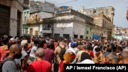 Una marcha de manifestantes contra el gobierno en La Habana, Cuba, el domingo 11 de julio de 2021. (AP/Ismael Francisco).